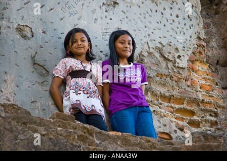 Bambini indonesiani a giocare all'interno Tamansari o castello d'acqua Yogyakarta Indonesia Java Foto Stock