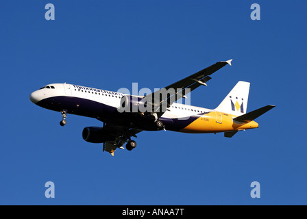 La Monarch Airlines Airbus A320 che si avvicinano all'Aeroporto Internazionale di Birmingham, Inghilterra, Regno Unito Foto Stock