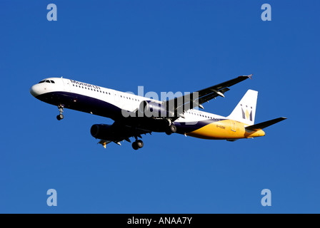 La Monarch Airlines Airbus A321 si avvicina all'Aeroporto Internazionale di Birmingham, Inghilterra, Regno Unito Foto Stock