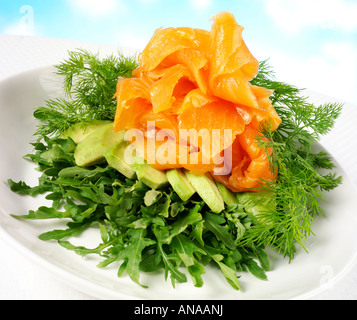 Salmone e insalata di avocado Foto Stock
