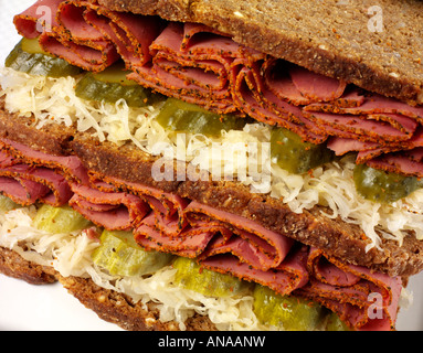 PASTRAMI SANDWICH CON CRAUTI di segala Foto Stock