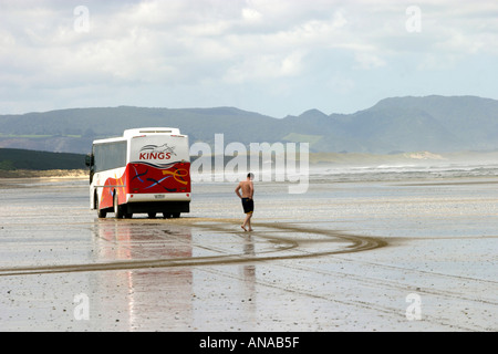 La guida di autobus lungo Ninety Mile Beach l'isola nord della Nuova Zelanda Foto Stock