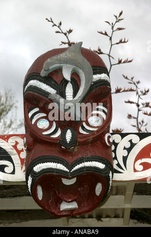 Sculture in legno ad una tradizionale Maori Marae Isola del nord della Nuova Zelanda Foto Stock