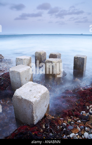 Portland di blocchi di pietra nel porto di Portland, Dorset, England, Regno Unito Foto Stock