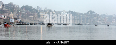 Mattina barche sul Fiume Gange a Varanasi Foto Stock