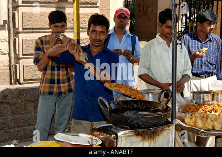 Pranzo cibo venduto nelle strade di Mumbai Foto Stock