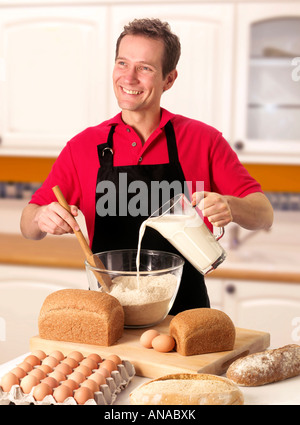 L'uomo la cottura in cucina Foto Stock