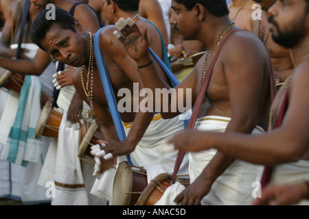 Gli uomini di eseguire chenda melam la musica tipica di un festival del Kerala Foto Stock