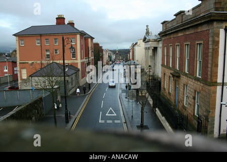 Vista lungo il vescovo Street dalle mura storiche di Derry / Londonderry, Irlanda del Nord, Regno Unito Foto Stock