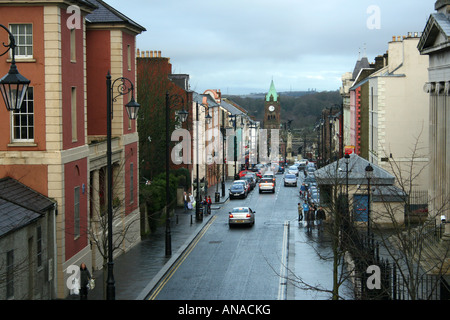 Vista lungo il vescovo Street dalle mura storiche di Derry / Londonderry, Irlanda del Nord, Regno Unito Foto Stock