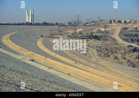 Alto Egitto Assuan diga di Assuan vista della diga con parete con monumento moderno in bkgd Foto Stock
