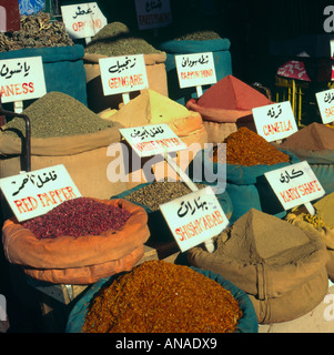 Alto Egitto Aswan locale mercato aperto in prossimità di spezie allentato in vendita sagomato in forma di pyramides Foto Stock