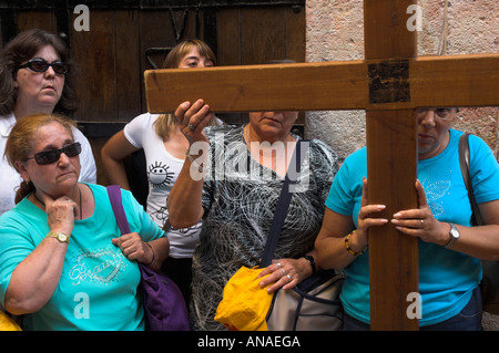 Israele Gerusalemme la città vecchia via crucis VI stazione gruppo di pellegrini femmina con una croce di legno Foto Stock