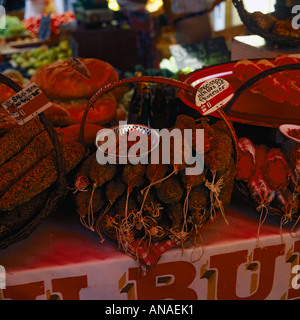 Un colorato display charuterie di piccante carni e insaccati in cesti di vimini in un mercato nel sud della Francia Foto Stock