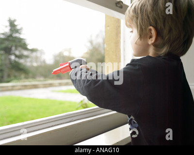 Ragazzo giocando in plastica con staffa Spud gun Foto Stock