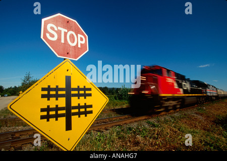 Canada,Canada,Nord America,America,America,British Columbia,Hope,American Orient Express,segnale di attraversamento del treno,ferrovia,ferrovia,motore,velocità,sicurezza,dangerou Foto Stock