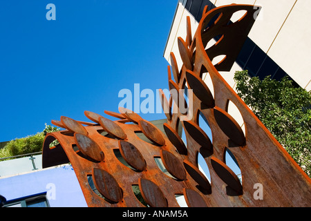 Scultura Moderna at Brewery Wharf appartamento ufficio e tempo libero sviluppo in Leeds City Centre West Yorkshire Inghilterra Foto Stock