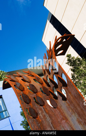 Scultura Moderna at Brewery Wharf appartamento ufficio e tempo libero sviluppo in Leeds City Centre West Yorkshire Inghilterra Foto Stock