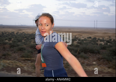 Guida femmina competere nel 6° 100Km gara faraonica del Cairo in Egitto Foto Stock