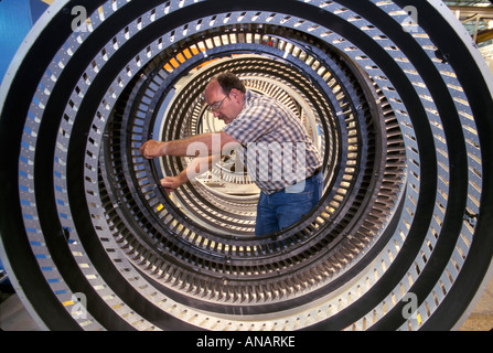 Maine North Berwick,Pratt & Whitney,United Technologies,jet motor pressor statorator,man men maschio,worker,workers,working,work,employees worke Foto Stock