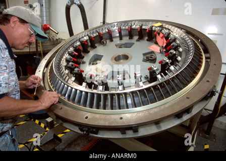 Maine,ME,New England,North Berwick,Pratt and Whitney,United Technologies,jet Engine pressor statorator,adult adults man men maschio,worker,workers,working Foto Stock