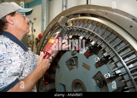 Maine,ME,New England,North Berwick,Pratt & Whitney,United Technologies,jet Engine pressor statorator,man men maschio,worker,workers,working,work,employee Foto Stock