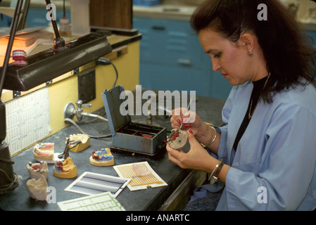 New Jersey,NJ,Mid Atlantic,The Garden state,Bergen County,Hackensack,laboratorio dentale,tecnico,fa denti falsi,donne ispaniche donne donne,abilità di lavoro,NJ Foto Stock