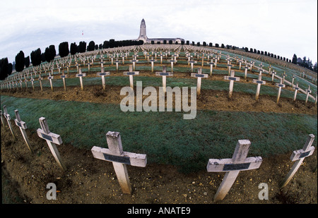 Soldato' tombe a Verdun cimitero di guerra Foto Stock
