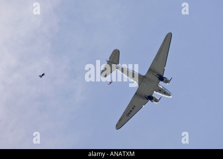 Douglas DC-3 Dakota parashuters caduta, Norvegia Foto Stock