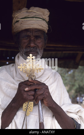 Un sacerdote al di fuori di un cristiano ortodosso chiesa copta gli altipiani di Etiopia rurale Foto Stock