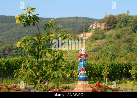 Castagno, dolce castagno (Castanea sativa), madonna figura e Kronsburg vicino a San Martin, in Germania, in Renania Palatinato Foto Stock