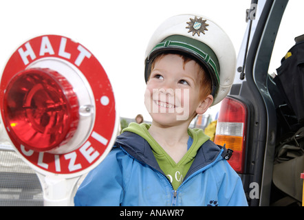 Ragazzo con una polizia tedesca cap Foto Stock