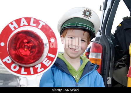 Ragazzo con una polizia tedesca cap Foto Stock