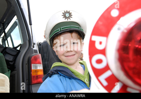 Ragazzo con una polizia tedesca cap Foto Stock