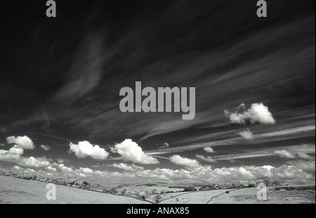 Il nero e il bianco paesaggio, Cumbria, attraverso il fells in estate,mostrando belle cirrus e sviluppo di cumulus nubi Foto Stock