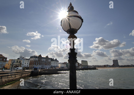 Il lungomare a Margate nel Kent ad alta marea su un soleggiato e ventoso pomeriggio, Foto Stock