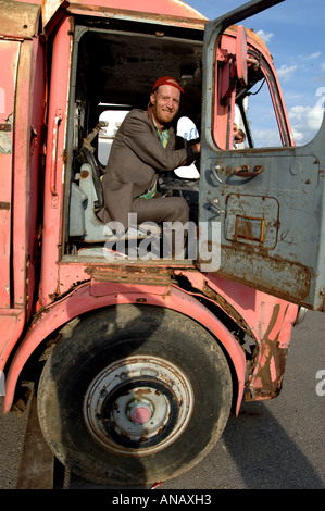 Camionista e attore pietra Tat nella cabina di un autocarro in Margate, Kent. Foto Stock