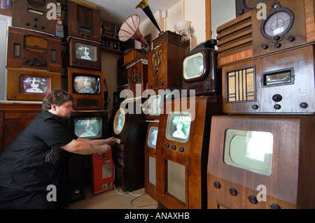 Vecchia televisione collector Peter Carlton tunes uno dei suoi 14 vintage tv per un video della incoronazione della Regina Elisabetta 11 Foto Stock