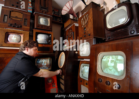 Vecchia televisione collector Peter Carlton tunes uno dei suoi 14 TV per un video della incoronazione della Regina Elisabetta 11 Foto Stock