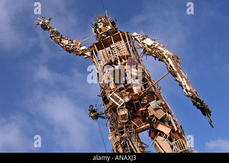 Il Wastemen, ecocompatibile 75ft alta gigantesca scultura realizzata interamente di spazzatura dallo scultore Antony Gormley Foto Stock