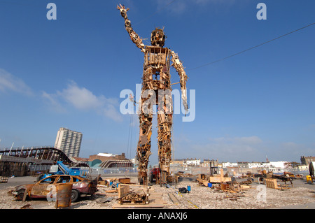 Il Wastemen, ecocompatibile 75ft alta gigantesca scultura realizzata interamente di spazzatura dallo scultore Antony Gormley Foto Stock