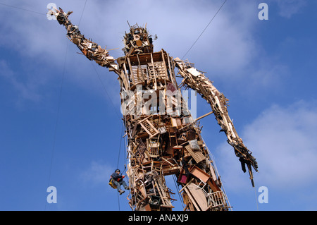 Il Wastemen, ecocompatibile 75ft alta gigantesca scultura realizzata interamente di spazzatura dallo scultore Antony Gormley Foto Stock