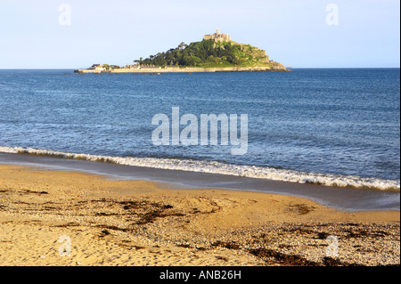 Marazion Beach di St Michael's Mount in distanza. Penwith, Cornwall, Regno Unito Foto Stock