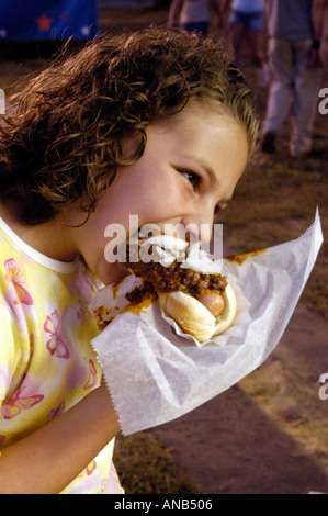 Dieci anni di vecchia ragazza mangia cane peperoncino al Festival Foto Stock