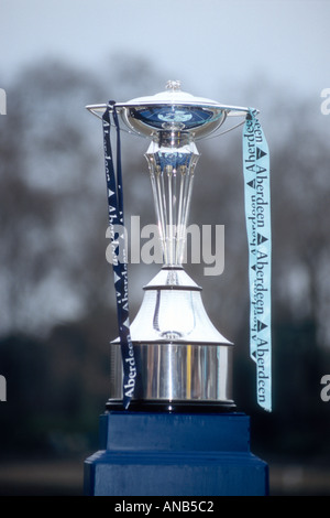 Il trofeo presentato in occasione del centocinquantesimo Oxford e Cambridge Boat Race Putney a Mortlake vicino a Londra England Regno Unito Foto Stock