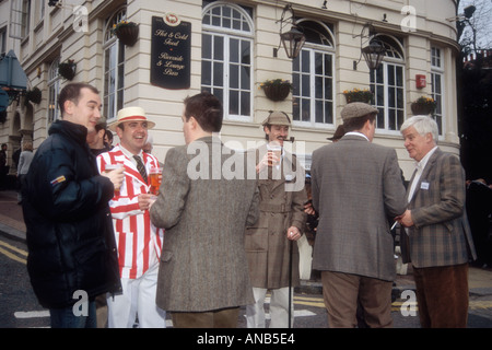 Pranzo bevande prima di Oxford e Cambridge Boat Race a Putney vicino a Londra England Regno Unito Foto Stock