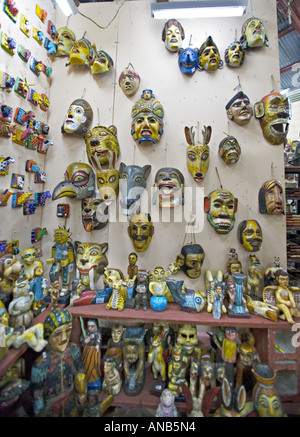 GUATEMALA ANTIGUA parete di legno intagliato maschere utilizzate nella tradizione maya cerimonie religiose Foto Stock