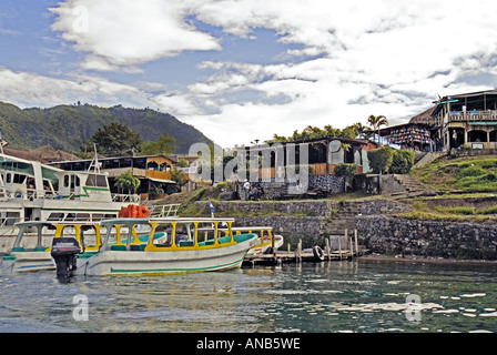 GUATEMALA PANAJACHEL dock in barca sul lago Atitlan a Panajachel con imbarcazioni a noleggio per attraversare il lago Foto Stock