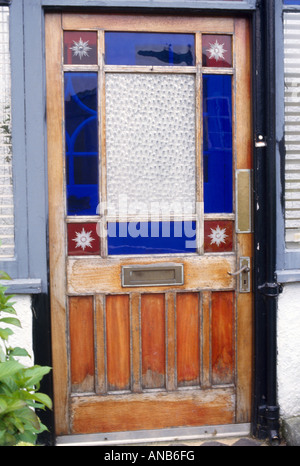 In prossimità della porta anteriore con il blu e il rosso in stile vittoriano di vetro macchiato Foto Stock