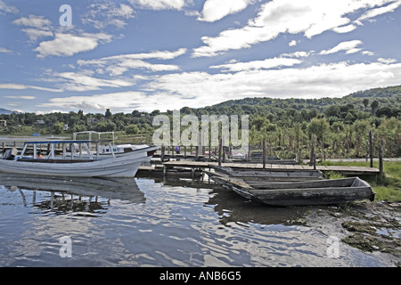 GUATEMALA Santiago Atitlan dock in barca sul lago Atitlan a Santiago Atitlan Foto Stock